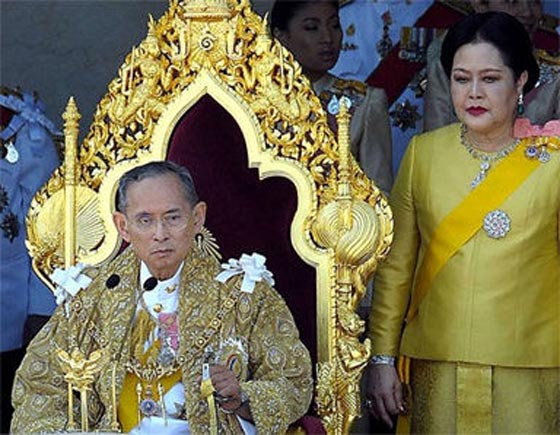 ظهور نادر لملك تايلند المريض والمتوّج منذ 65 عاما صورة رقم 4