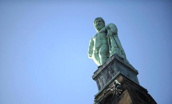 سائحان يحطمان تمثالا أثريا ثمينا في ايطاليا لالتقاط صورة سيلفي صورة رقم 1