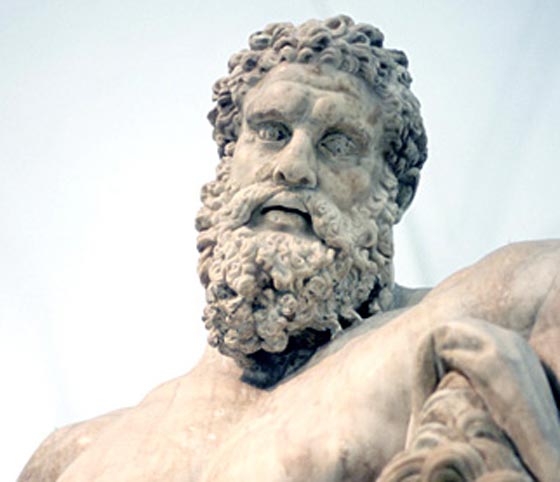 سائحان يحطمان تمثالا أثريا ثمينا في ايطاليا لالتقاط صورة سيلفي صورة رقم 2