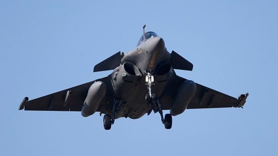 بالفيديو.. طائرة رافال الفرنسية مقاتلة وقاذفة وتدافع عن طيارها صورة رقم 3