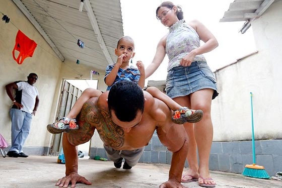 فيديو وصور برازيلي يحقن عضلاته بالزيت والكحول ويعرّض ذراعيه لخطر البتر صورة رقم 8