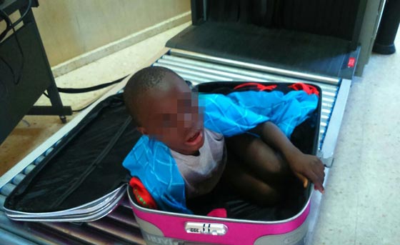 بالفيديو.. حقيبة سفر تهرب صبيا من ساحل العاج الى اسبانيا صورة رقم 2