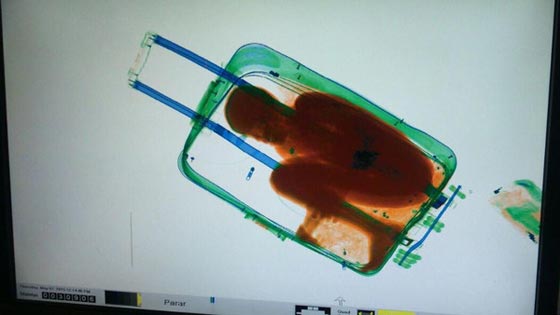 بالفيديو.. محاولة تهريب طفل داخل حقيبة في مطار باسبانيا صورة رقم 2