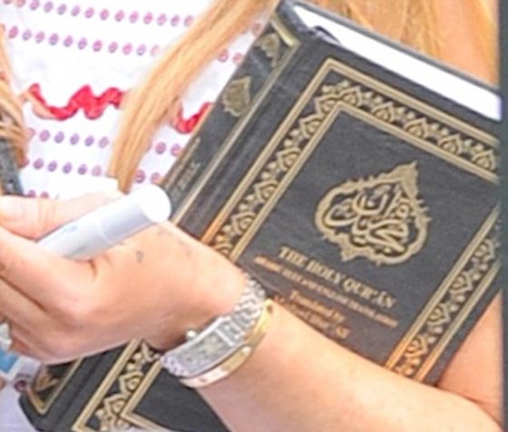 صور ليندسى لوهان تحمل القرآن الكريم، فهل تفكّر في اعتناق الإسلام؟ صورة رقم 2