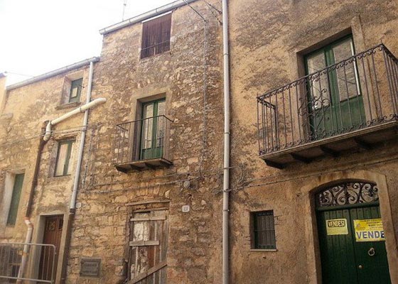 بالصور.. لماذا عرضت 3 مدن ايطالية بيع منازل مهجورة فيها.. مجانا؟ صورة رقم 1