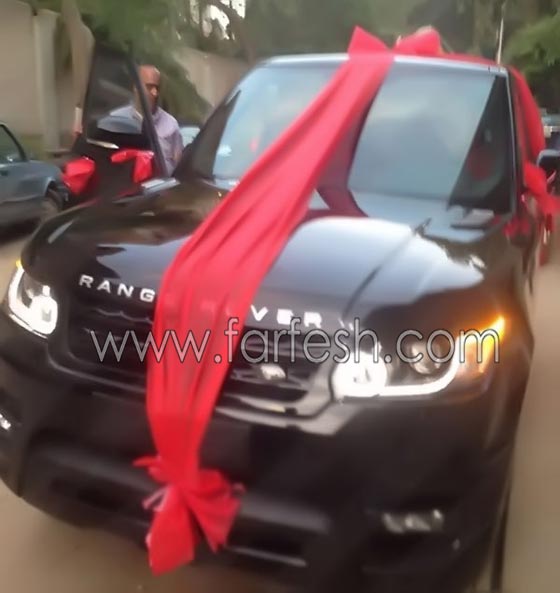 هدية الزعيم عادل امام في عيد ميلاده: سيارة رانج روفر 2015  صورة رقم 1