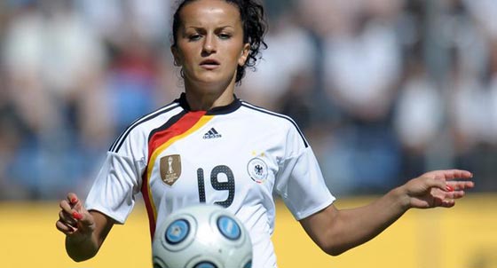 نجمة المنتخب الالماني المسلمة تفضل حملها على كأس العالم صورة رقم 5