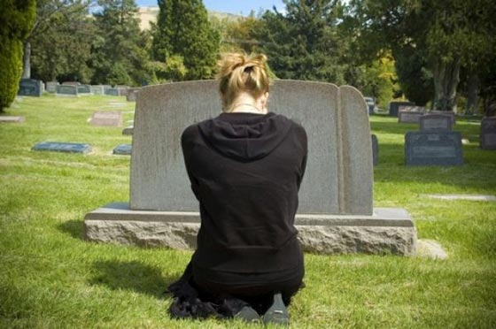  لم تحتمل العيش بدون زوجها فانتحرت على قبره! صورة رقم 1