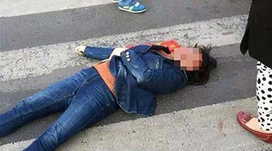 شرطية تضرب امرأة بمطرقة لانها عبرت الشارع بالضوء الأحمر صورة رقم 1