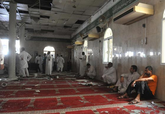 21 قتيلا في تفجير انتحاري داخل مسجد بالسعودية وداعش يتبنى العملية صورة رقم 7