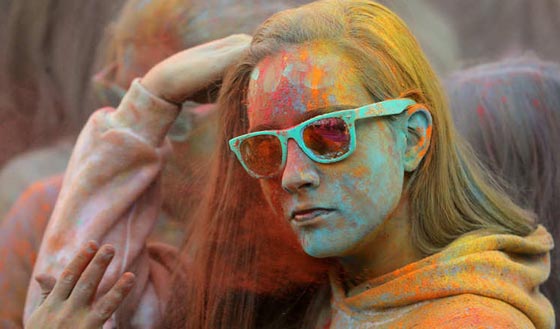 بالصور.. مهرجان الألوان لدى الهندوس يرسم لوحة بشرية رائعة  صورة رقم 9
