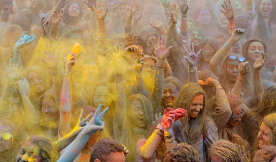 بالصور.. مهرجان الألوان لدى الهندوس يرسم لوحة بشرية رائعة  صورة رقم 11