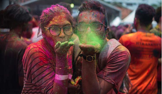 بالصور.. مهرجان الألوان لدى الهندوس يرسم لوحة بشرية رائعة  صورة رقم 21