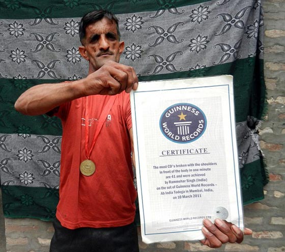 صور الرجل المطاطي الهندي يحطم ارقام جينيس القياسية صورة رقم 6