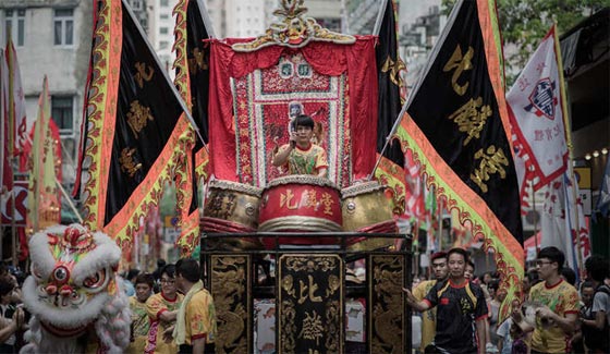 هونغ كونغ  تحتفل بآلهة البحر وتحيي اسطورة الريح والبحارة الصينيين صورة رقم 9
