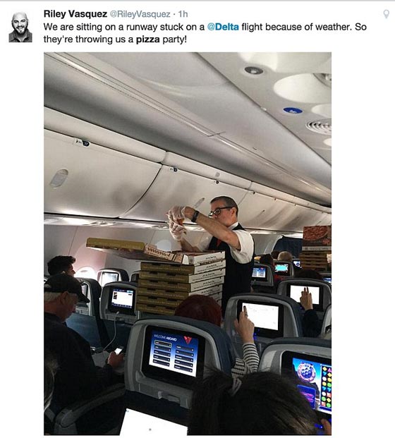 صور مهدئة للاعصاب.. طيار يوزع البيتزا على الركاب للتخفيف عنهم صورة رقم 1