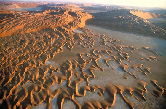 رمال الصحراء من السماء.. مساحات لامعة شاسعة وحافلة بالجمال صورة رقم 8