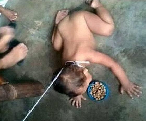 بالصور.. فلبينية تربط طفلها من عنقه وتطعمه كالكلب يثير حالة غضب  صورة رقم 1