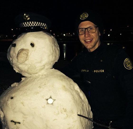 صور مضحكة: رجال شرطة مع حيوانات اليفة، يلتهمون برجر ويلهون بالثلج  صورة رقم 3