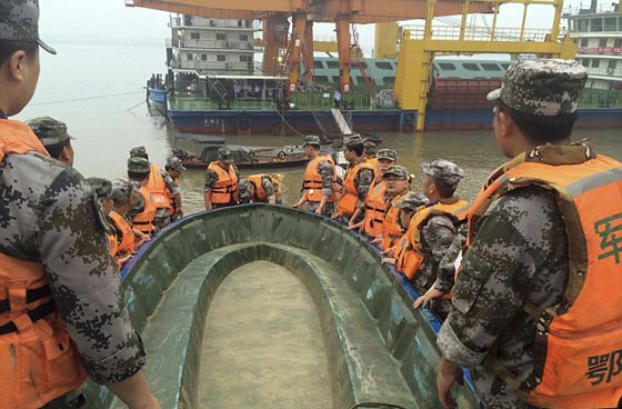مصرع وفقدان 450 شخصا في حادث غرق سفينة في الصين صورة رقم 2