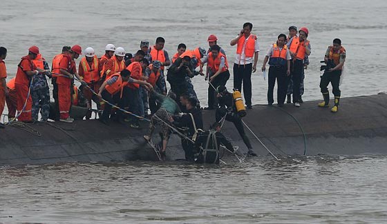 مصرع وفقدان 450 شخصا في حادث غرق سفينة في الصين صورة رقم 6