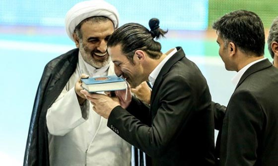 بالصور.. لاعب كرة قدم مسيحي يقبّل القرآن الكريم  صورة رقم 1