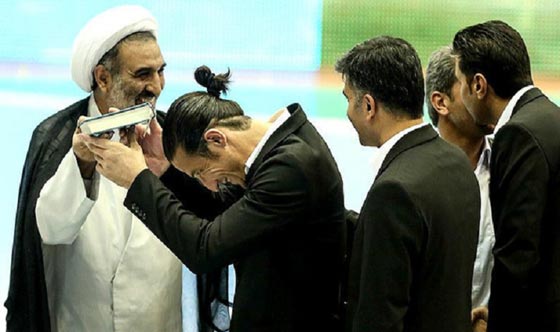 بالصور.. لاعب كرة قدم مسيحي يقبّل القرآن الكريم  صورة رقم 2