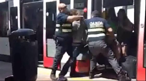 فيديو.. رجال الامن باسبانيا يوسعون شابا ضربا بسبب بنطلونه الساقط صورة رقم 4