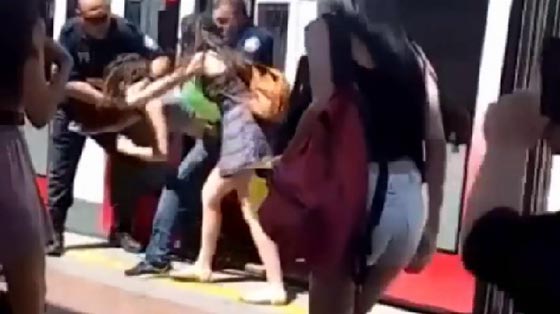 فيديو.. رجال الامن باسبانيا يوسعون شابا ضربا بسبب بنطلونه الساقط صورة رقم 5