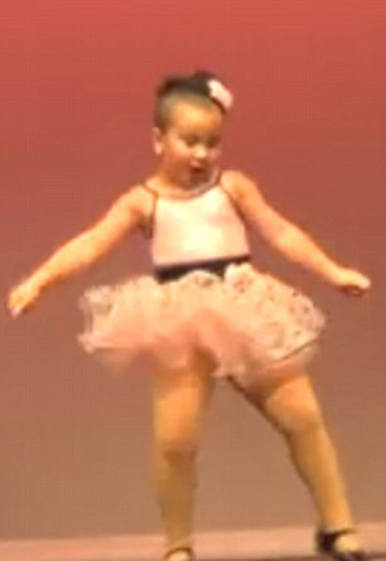 فيديو طفلة مذهلة تسرق قلوب الجمهور برقصة رائعة  صورة رقم 5