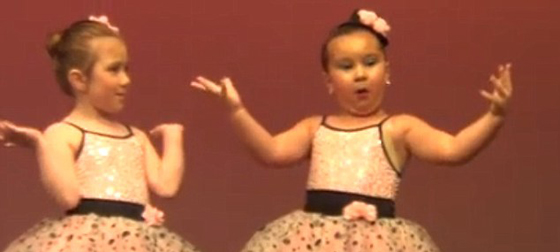 فيديو طفلة مذهلة تسرق قلوب الجمهور برقصة رائعة  صورة رقم 1