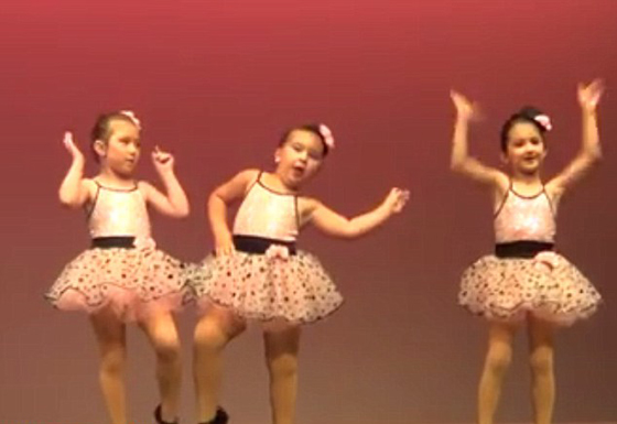 فيديو طفلة مذهلة تسرق قلوب الجمهور برقصة رائعة  صورة رقم 2