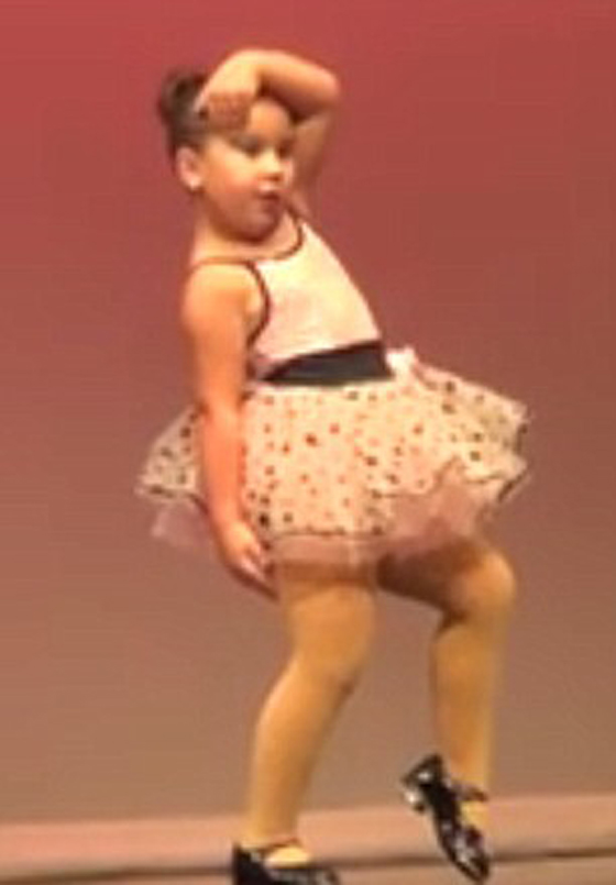 فيديو طفلة مذهلة تسرق قلوب الجمهور برقصة رائعة  صورة رقم 4