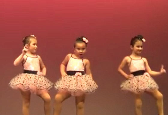 فيديو طفلة مذهلة تسرق قلوب الجمهور برقصة رائعة  صورة رقم 3