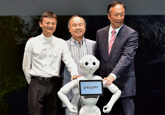 لاول مرة.. روبوت ياباني يشعر ويتعاطف ويتفاعل وقلبه كبير صورة رقم 2
