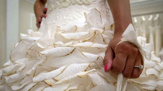 بالصور.. فساتين زفاف بتصاميم ابداعية مصنوعة من مناديل ورقية  صورة رقم 4
