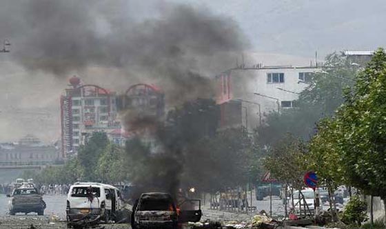 بالفيديو.. انفجار يهز البرلمان الافغاني ويحدث حالة هلع وهستيريا صورة رقم 1