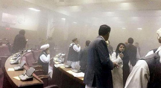 بالفيديو.. انفجار يهز البرلمان الافغاني ويحدث حالة هلع وهستيريا صورة رقم 4