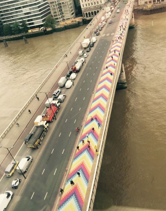 صور رائعة: (جسر لندن) يتحول إلى سجادة سحرىة مشرقة بألوان قوس قزح صورة رقم 6