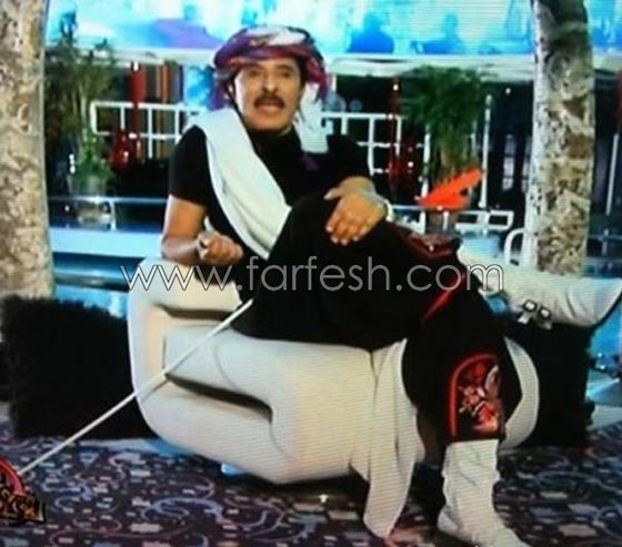 صور غريبة: عبد الله بالخير بملابس حمراء وسيارة حمراء وفيديو يتباهى به بقصره الفاخر  صورة رقم 2