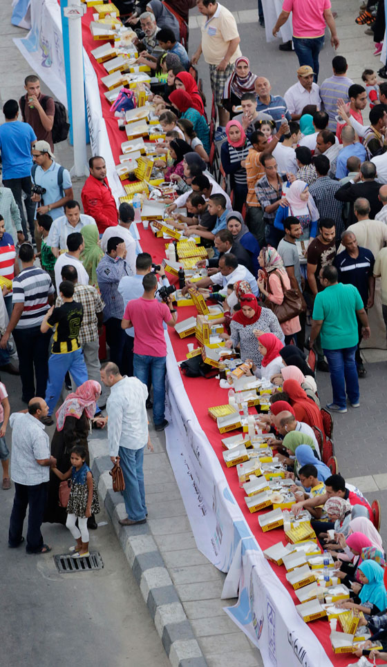 الاسكندرية تدخل غينيس بأطول مائدة رمضانية لم تخل من المشاجرات! صورة رقم 10