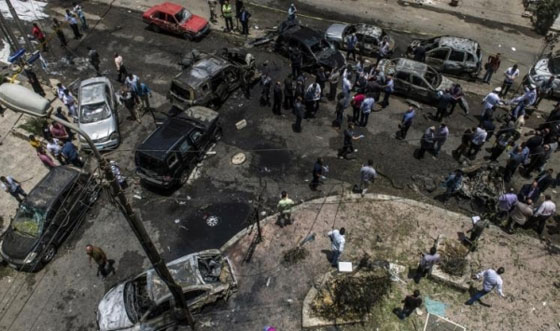 تشديد الحراسة على المنشآت العامة ورجال الدولة بعد مقتل النائب العام المصري بتفجير صورة رقم 3