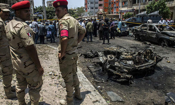 تشديد الحراسة على المنشآت العامة ورجال الدولة بعد مقتل النائب العام المصري بتفجير صورة رقم 5