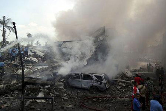 30 قتيلا في تحطم طائرة عسكرية فوق فندق باندونيسيا صورة رقم 4