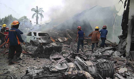 30 قتيلا في تحطم طائرة عسكرية فوق فندق باندونيسيا صورة رقم 3