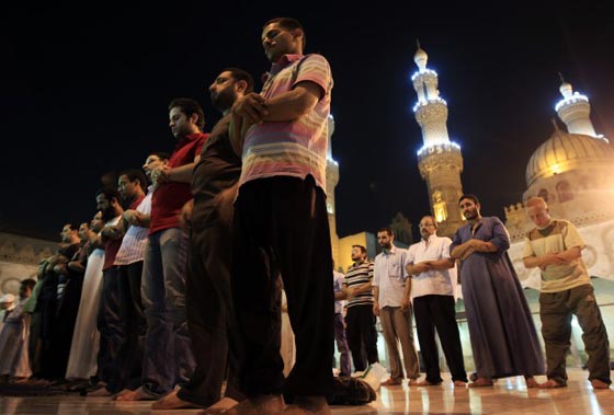 هندي يعاتب المصريين: في رمضان قبل انتهاء الآذان تكونوا قد شبعتم!   صورة رقم 4