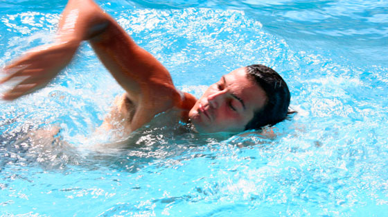 هل تعرف ما هو سبب احمرار العيون في برك السباحة؟ لا تقل الكلور صورة رقم 1