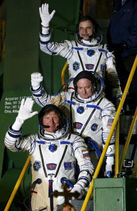 رائد روسي يتحدى الفضاء ويحطم الرقم القياسي للاقامة فيه بـ 803 ايام صورة رقم 1