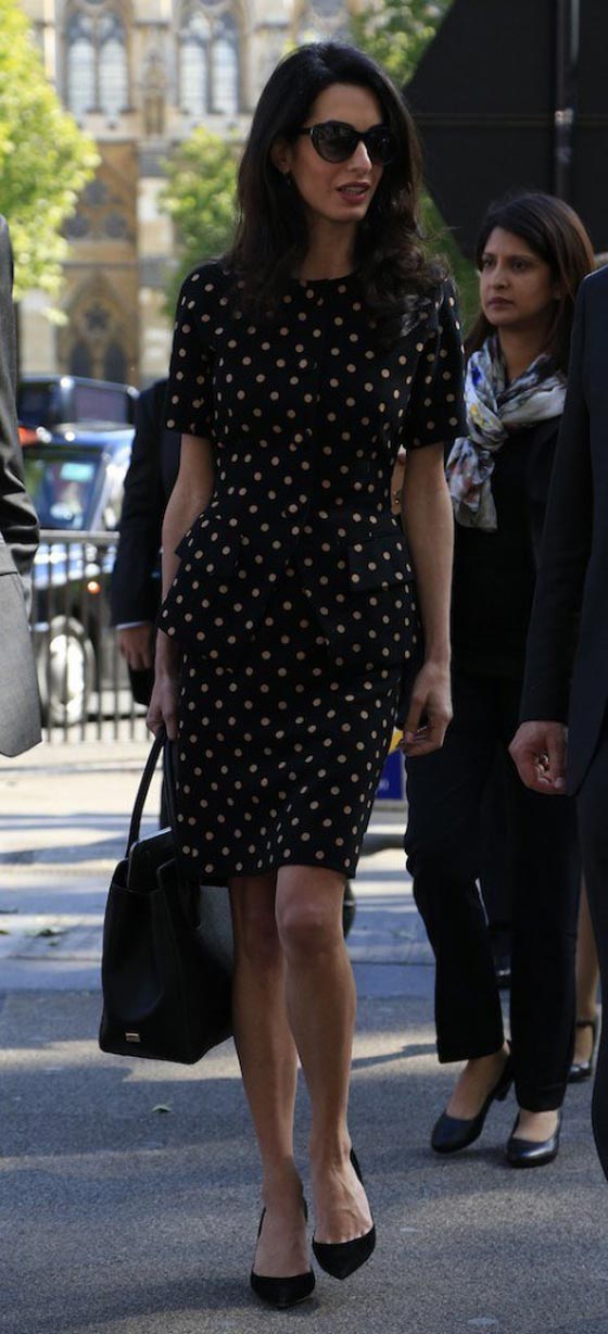 امل كلوني تتعرض لانتقادات بسبب ظهورها بفستان قصير في المحكمة صورة رقم 14