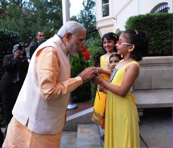 صور بنات هنديات في سيلفي مع آبائهن بتشجيع رئيس الوزراء   صورة رقم 2